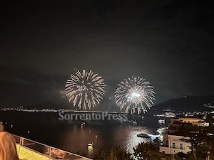 Sorrento. Il grandioso spettacolo dei fuochi di Ferragosto 2025 – video –