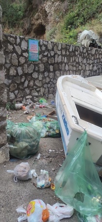Il Parco di Punta Campanella contro i bagnanti incivili che abbandonano i rifiuti in spiaggia