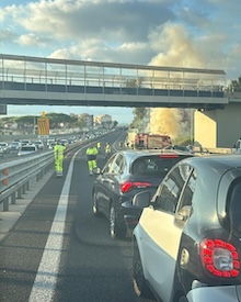 Auto in fiamme sull’autostrada, traffico bloccato