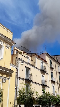 Sorrento. Incendio nei pressi della chiesa del Carmine