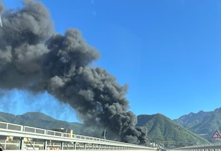 Incendio in prossimità del viadotto della Sorrentina