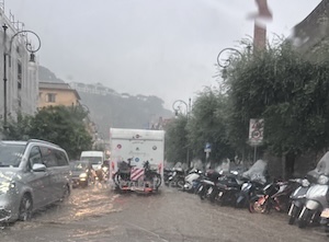 Nubifragio in penisola sorrentina, strade allagate e traffico in tilt