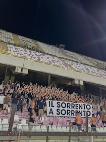 La Salernitana beffa il Sorrento (che spreca un rigore), striscione polemico dei tifosi rossoneri all’Arechi