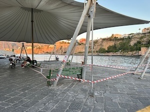 Sorrento. Tensostruttura del porto non sicura, interdetta l’area