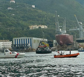 Varato troncone di una nave francese nel porto di Castellammare