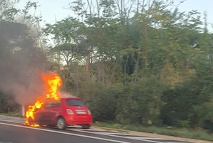 Auto in fiamme sull’autostrada Napoli-Salerno, rallentamenti