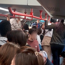 Caos sul treno Napoli-Sorrento, volano ceffoni