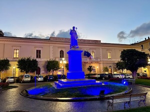 Sorrento. Prima volta con le luci colorate in piazza per un nuovo nato