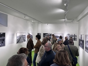 Sorrento. Grande folla per l’inaugurazione della mostra di foto di Auschwitz firmata Raffaele Federico