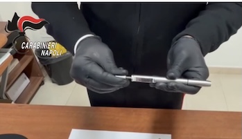 Penne-pistola come quelle di 007 sequestrate in provincia di Napoli