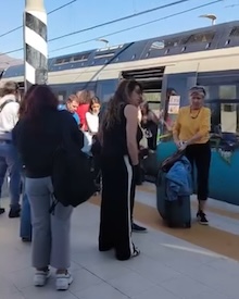 Treno Sorrento-Napoli in avaria, ancora disagi per i passeggeri tra i quali molti turisti