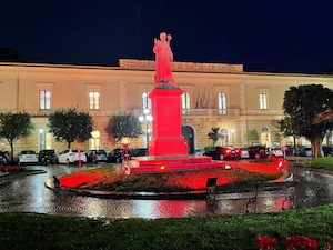 Sorrento. Sant’Antonino si illumina di rosso contro la violenza sulle donne