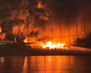 Vico Equense. Incendio distrugge due lidi balneari