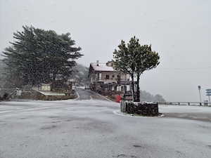 Vico Equense. Lo spettacolo della neve sul Faito, ma attenzione negli spostamenti