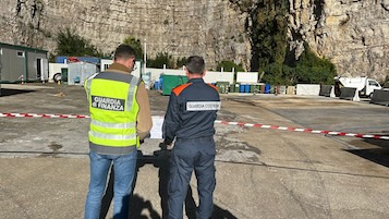 Meta. Deposito irregolare dei rifiuti, sequestrata l’isola ecologica