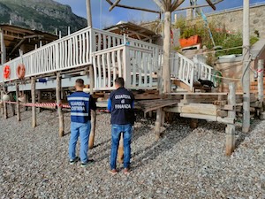 Massa Lubrense. Occupazioni abusive del demanio, raffica di sequestri a Marina del Cantone