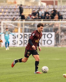 I calciatori del Sorrento consegnano le maglie ai tifosi dopo il match con il Trapani, aperta un’inchiesta