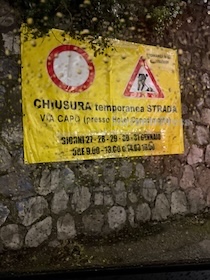 Sorrento. Da lunedì le chiusure di via Capo, ma il cartello riporta le date dell’anno scorso
