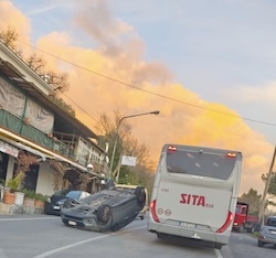 Piano di Sorrento. Auto si ribalta nella zona collinare