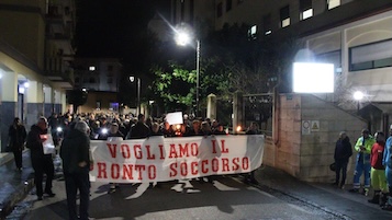 Vico Equense. In tanti alla fiaccolata per il pronto soccorso – foto –