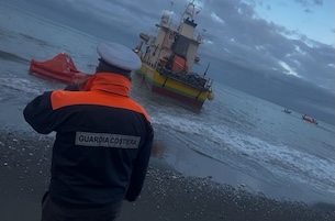 Nave si incaglia davanti al litorale stabiese, recuperata