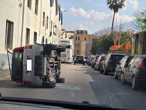 Castellammare di Stabia. Auto si ribalta, traffico in tilt fino alla “Sorrentina”