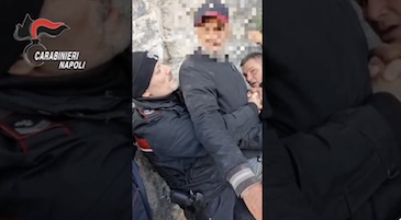 Vico Equense. Vuole lanciarsi nel vuoto, salvato dall’abbraccio dei carabinieri – video –