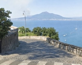 Vico Equense. Ripristino della pavimentazione, chiude la strada per la marina