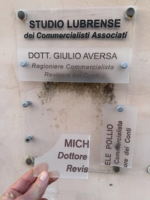 Massa Lubrense. Distrutta la tabella dello studio del candidato sindaco Michele Pollio, indagano i carabinieri