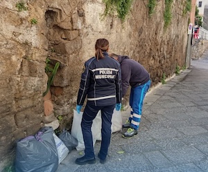 Vico Equense. Rifiuti non conformi abbandonati in strada, sanzionati i responsabili
