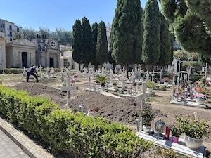 Sorrento. Cimitero comunale, è emergenza personale. E sul corso Italia è caos carico e scarico