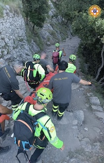 Escursionista cade in un dirupo e muore sul Sentiero degli Dei