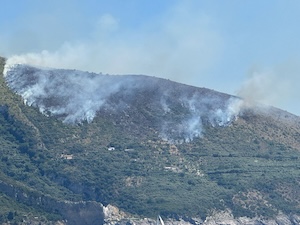 Massa Lubrense. Incendio nell’area di Punta Campanella, intervento dei Canadair