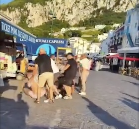 Choc a Capri, rissa al porto tra i turisti