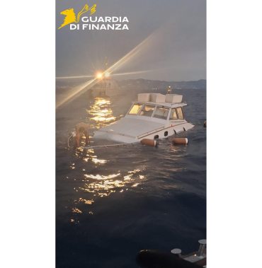 Affonda yacht nel golfo di Napoli, 4 persone salvate dalla Finanza