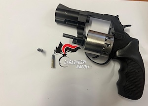 Vico Equense. Pistola con matricola abrasa e pronta a sparare in casa, arrestato