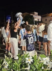 Sorrento. L’Argentina batte l’Inghilterra e piazza Tasso sembra il cuore di Buenos Aires – foto e video –