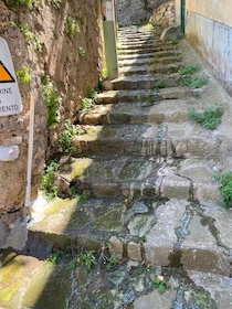 Sorrento. Perdita dalla condotta fognaria, liquami in strada