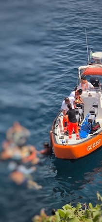 Sorrento. Giovane turista cade sugli scogli della Regina Giovanna e finisce in mare, soccorsa dalla Capitaneria
