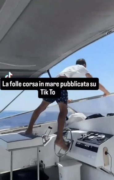 Massa Lubrense. A Punta Campanella guidando la barca con i piedi, charterista nel mirino dell’Amp – video –