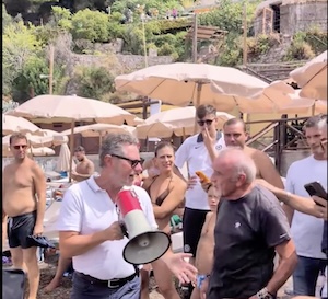 Vico Equense. Mare libero, in tanti con Borrelli al Bikini