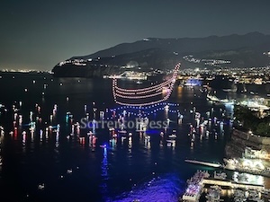 Sorrento. Lo spettacolo dei droni e dei fuochi d’artificio di Sant’Anna – video –