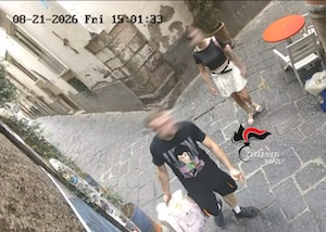 Sorrento. Con la t-shirt di Lupin ruba e-bike, ma finisce male per lui e la complice
