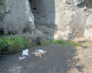 Sorrento. Le denunce: Bivacchi e rifiuti sui siti storici