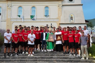 Il Sorrento alla messa dell’arcivescovo, a monsignor Alfano in dono un quadro intarsiato
