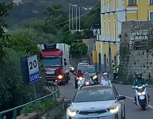 Vico Equense. Camion in panne lungo la Sorrentina, traffico in tilt