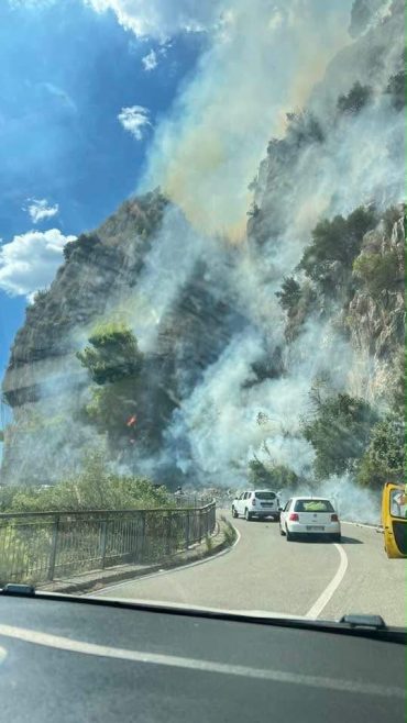 Fiamme sulla strada, chiusa la statale Amalfitana