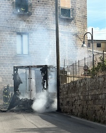 Piano di Sorrento. Camion in fiamme, illeso l’autista