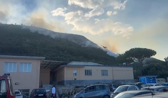 Vico Equense. Incendio arrivato vicino alle abitazioni