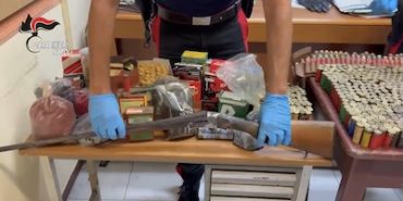 Sorrento. Fucile clandestino e più di duemila cartucce in casa, arrestato 76enne